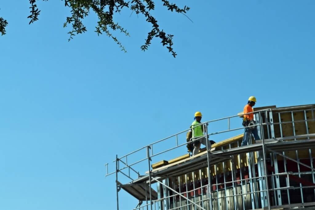 consultoria jurídica ambiental - pessoas trabalhando em construção