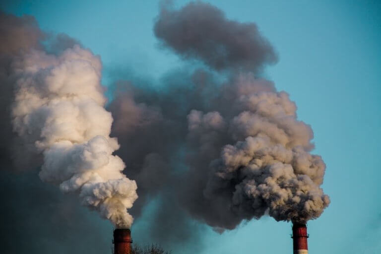 multa por dano ambiental - chaminés soltando fumaça